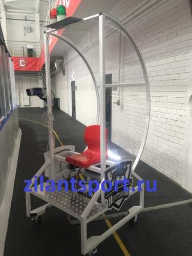 Фото Кабинка для судьи в хоккее за воротами